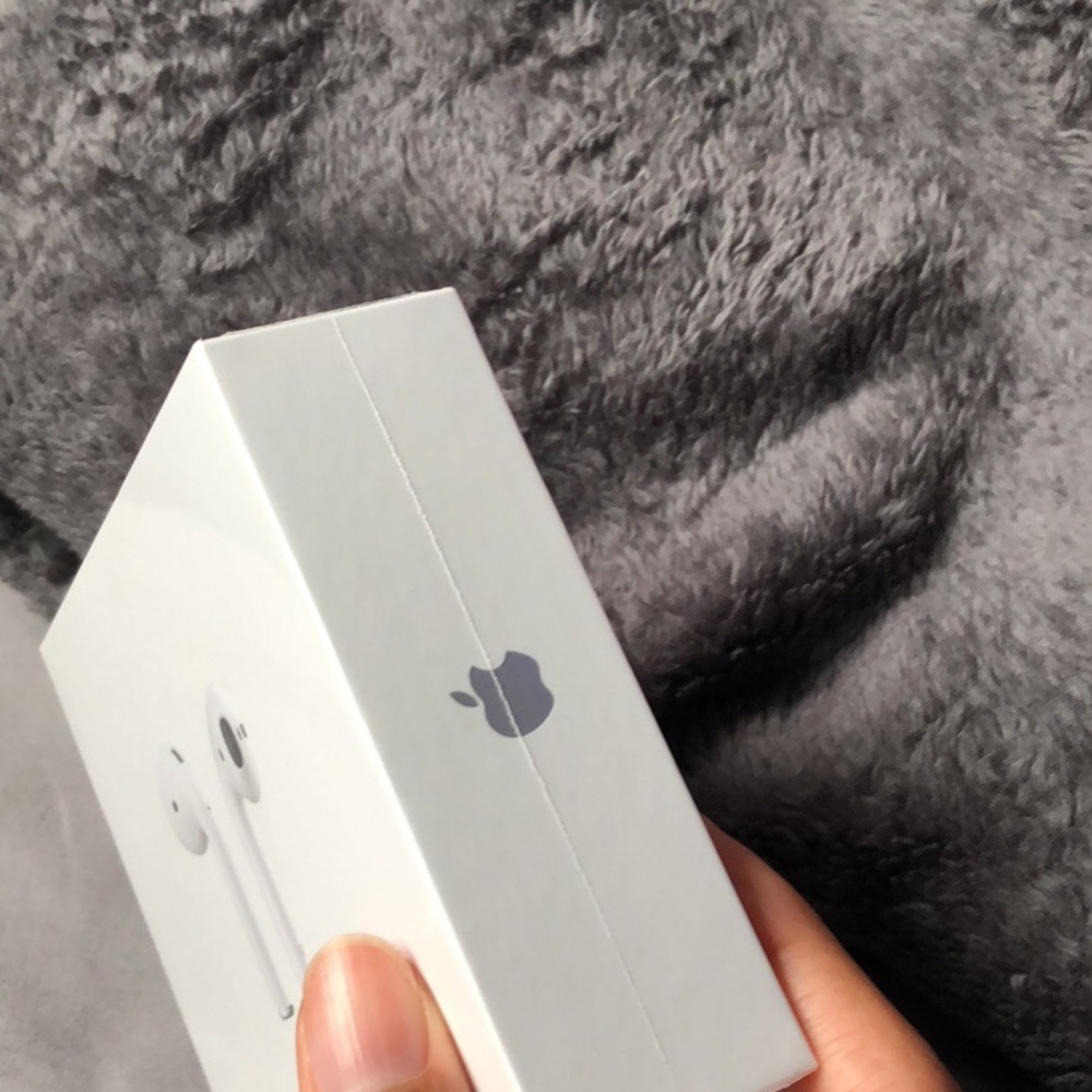 AirPods for sale / AirPods à vendre. - Picture 2 of 2